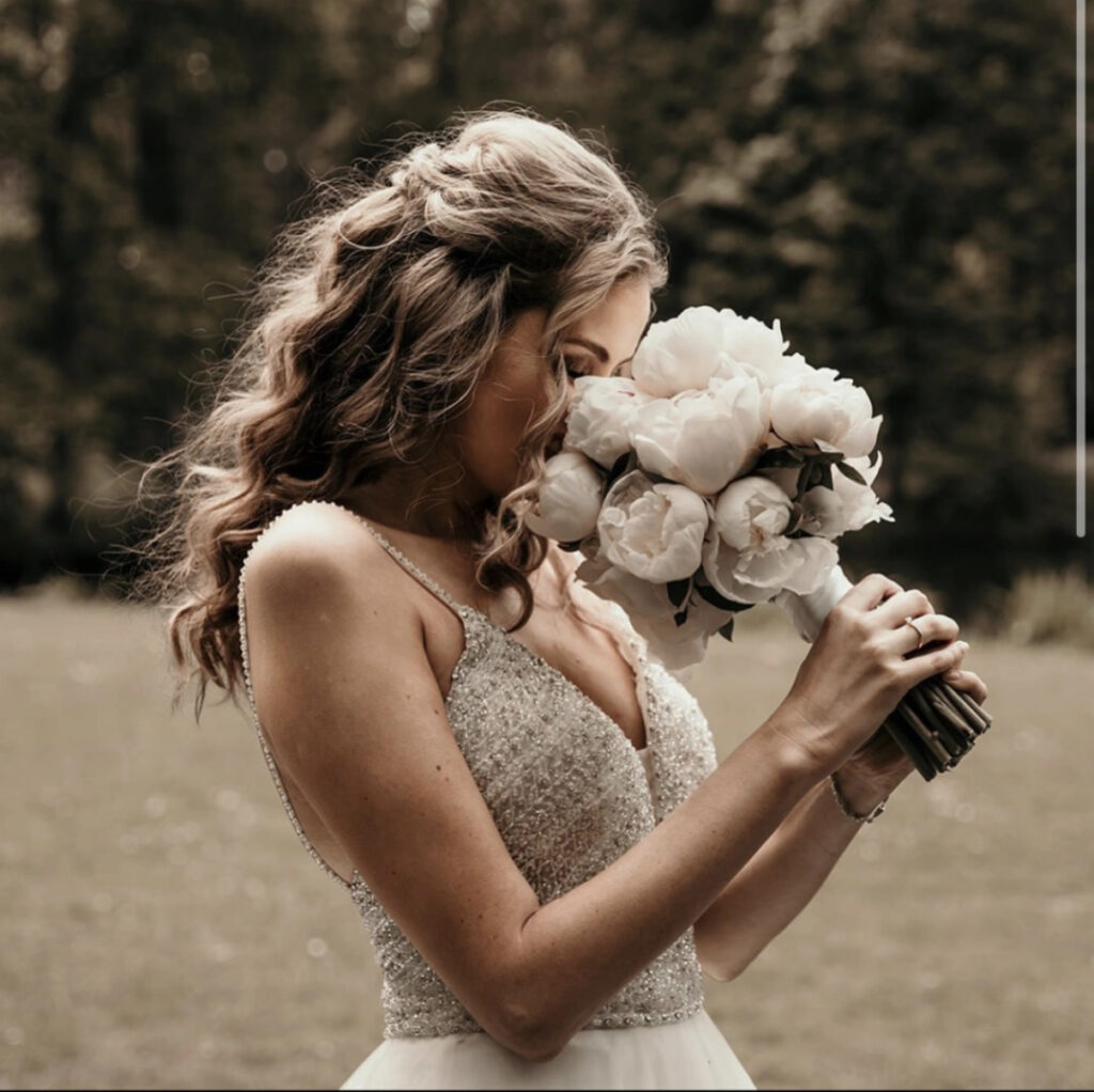 Detail van bruidsvisagie en hairstyling