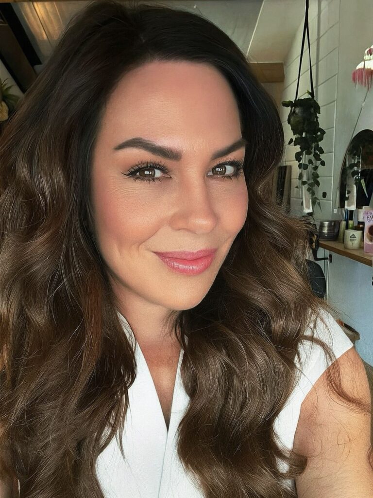 Bruid met elegante, tijdloze bruidslook